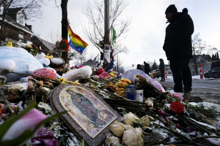 Un homme se recueille en mémoire de Renee Good, tuée le 7 janvier 2026 par un agent de la police américaine de l'immigration, le 22 janvier 2026 à Minneapolis, dans le Minnesota