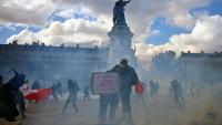 Des protestataires dans la fumée de gaz lacrymogènes lors d'une manifestation contre la vie chère place de la République à Paris, le 17 octobre 2026