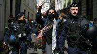Un étudiant pro-Gaza évacué de Sciences Po Paris, le 3 mai 2024