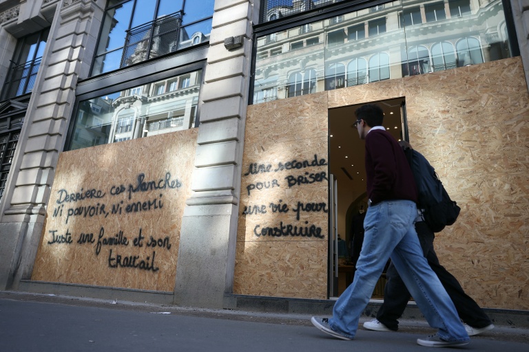 Un magasin protégé par des plaques de bois à Paris le 30 octobre 2026