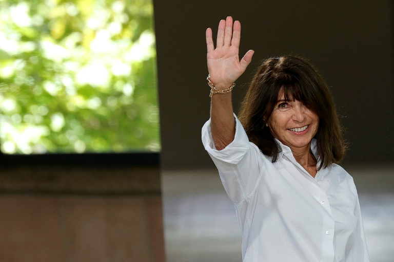 La styliste française Véronique Nichanian salue le public à la fin du défilé de la collection Hermès Homme printemps-été 2026, dans le cadre de la Fashion Week de Paris, le 28 juin 2025