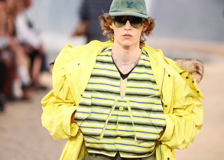Un mannequin présente une création Louis Vuitton lors du défilé de la collection Homme printemps-été 2027, dans le cadre de la Fashion Week de Paris, le 23 juin 2026