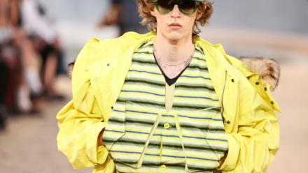 Un mannequin présente une création Louis Vuitton lors du défilé de la collection Homme printemps-été 2027, dans le cadre de la Fashion Week de Paris, le 23 juin 2026