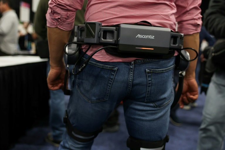 Démonstration de l'exosquelette modulaire Ascentiz en amont du salon de la technologie grand public CES le 4 janvier 2026 à Las Vegas