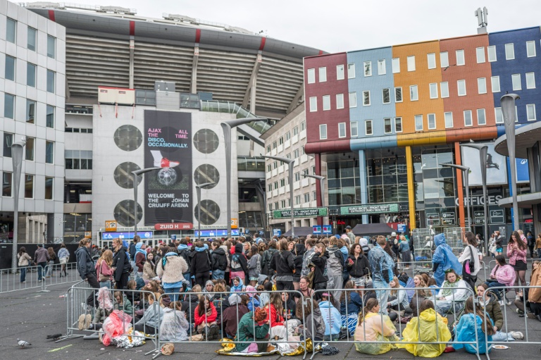 Des fans du chanteur britannique Harry Styles attendent devant la Johan Cruijff ArenA, avant sa série de dix concerts et sa tournée mondiale Together Tour, le 16 mai 2026 à Amsterdam, aux Pays-Bas