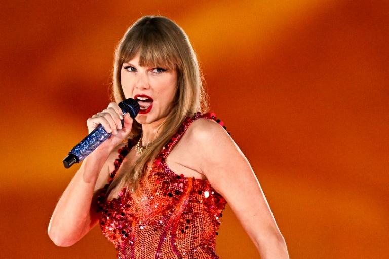 Taylor Swift chante lors d'un concert à l'Arena Paris-La Défense, le 9 mai 2024 à Nanterre