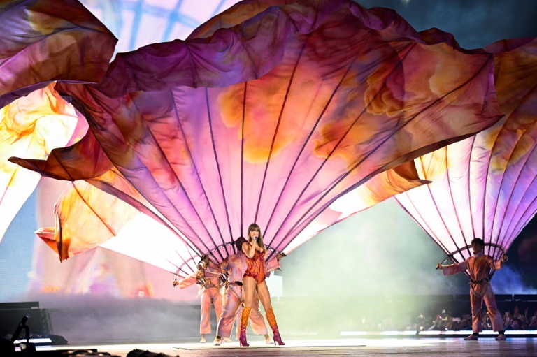 Taylor Swift chante lors d'un concert à la Défense Arena, le 9 mai 2024 à Nanterre