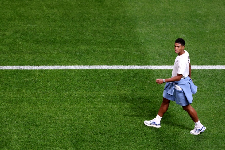 le milieu de terrain anglais Jude Bellingham sur la pelouse du Stade d'Atlanta le 15 juillet 2026 à quelques heures du coup d'envoi de la demi-finale de la Coupe du monde contre l'Argentine
