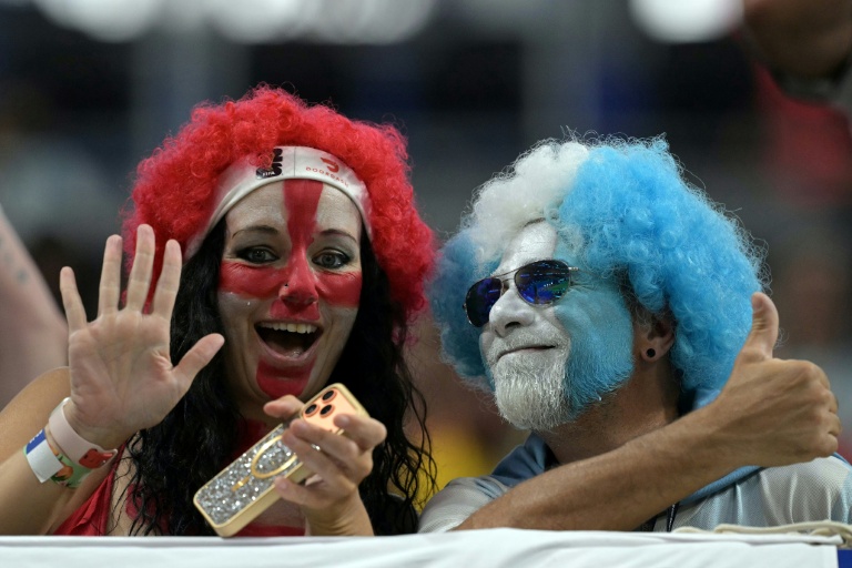 Une supportrice aux couleurs de l'Angleterre et un fan de l'Argentine prennent la pose à quelques heures du coup d'envoi de la seconde demi-finale du Mondial-2026 le 15 juillet 2026 à Atlanta
