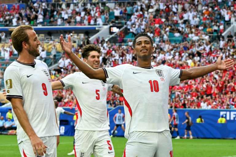 Jude Bellingham (d), auteur d'un doublé pour l'Angleterre face à la Norvège, entouré de ses coéquipiers Harry Kane (g) et John Stones, en quart de finale du Mondial, le 11 juillet 2026 à Miami