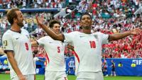 Jude Bellingham (d), auteur d'un doublé pour l'Angleterre face à la Norvège, entouré de ses coéquipiers Harry Kane (g) et John Stones, en quart de finale du Mondial, le 11 juillet 2026 à Miami