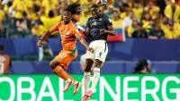 Elye Wahi (à gauche) à la lutte avec le défenseur équatorien Joel Ordonez lors de la victoire de la Côte d'Ivoire 1-0 le 14 juin 2026 à Philadelphie en phase de poule de la Coupe du monde. Interdit de visa par les autorités canadiennes, l'attaquant ivoirien ne pourra participer au deuxième match des Eléphants samedi à Toronto face à l'Allemagne
