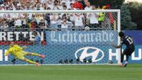 Sixième tireur du Paraguay lors de la séance de tirs au but, Jose Canale trompe le gardien allemand Manuel Neuer et envoie les Sud-Américains en huitième de finale de la Coupe du monde le 29 juin 20226 à Foxborough 