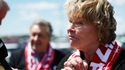 Sylvie Godard, la mère du journaliste français emprisonné Christophe Gleizes, devant le stade New York/New Jersey à East Rutherford ,le 15 juin 2026, à la veille du match du groupe I de la Coupe du monde entre la France et le Sénégal