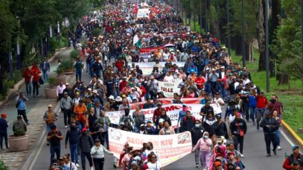Des enseignants et des élèves marchent vers le stade de Mexico où doivent se dérouler jeudi la cérémonie et le match d'ouverture de la Coupe du monde de football, le 9 juin 2026 au Mexique