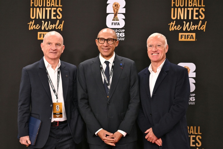 Le sélectionneur des Bleus Didier Deschamps (D), accompagné de son adjoint Guy Stéphan (G), et du président de la Fédération française de football (FFF), Philippe Diallo (C), à leur arrivée au Kennedy center, pour le tirage au sort du Mondial-2026, le 5 décembre 2025 à Washington DC