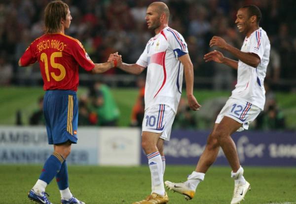 Le défenseur espagnol Sergio Ramos serre la main de Zinédine Zidane lors du 8e de finale de Coupe du monde entre l'Espagne et la France, le 27 juin 2006 à Hanovre