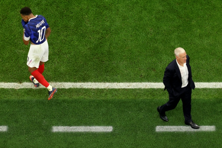 Le désarroi de la star de l'équipe de France Kylian Mbappé et du sélectionneur Didier Deschamps après l'élimination en demi-finale du Mondial face à l'Espagne, le 14 juillet 2026 à Arlington près de Dallas