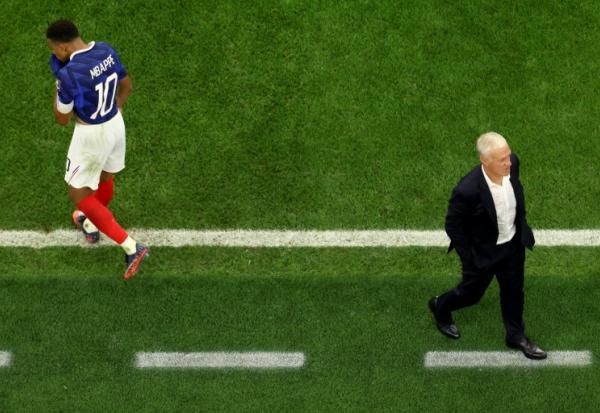 Le désarroi de la star de l'équipe de France Kylian Mbappé et du sélectionneur Didier Deschamps après l'élimination en demi-finale du Mondial face à l'Espagne, le 14 juillet 2026 à Arlington près de Dallas