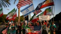 Des manifestants agitent des drapeaux de l'Iran pré-révolutionnaire à l'extérieur du stade où s'entraîne la sélection iranienne, le 14 juin 2026 à Los Angeles, à la veille de son entrée en lice dans le Mondial contre la Nouvelle-Zélande