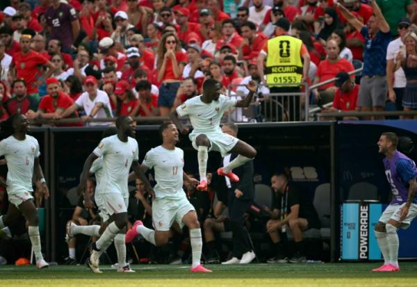 L'équipe de France, avec notamment un but d'Ousmane Dembélé (à droite) n'a laissé aucune chance au Maroc lors du quart de finale du Mondial conclu sur le score de 2-0 à Foxboro, le 9 juillet 2026 