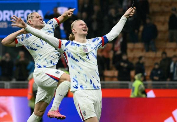 Le capitaine norvégien Erling Haaland (d), auteur d'un doublé face à l'Italie, et son coéquipier Julian Ryerson, fêtent la qualification pour le Mondial-2026, le 16 novembre 2025 à San Siro