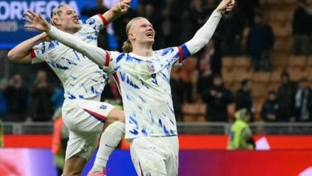 Le capitaine norvégien Erling Haaland (d), auteur d'un doublé face à l'Italie, et son coéquipier Julian Ryerson, fêtent la qualification pour le Mondial-2026, le 16 novembre 2025 à San Siro