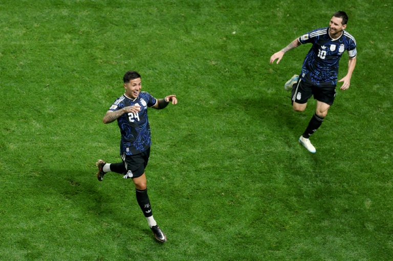 Le milieu de terrain argentin Enzo Fernandez (à gauche) et l'attaquant Lionel Messi (à droite) lors de la demi-finale remportée contre l'Angleterre le 15 juillet 2026 à Atlanta