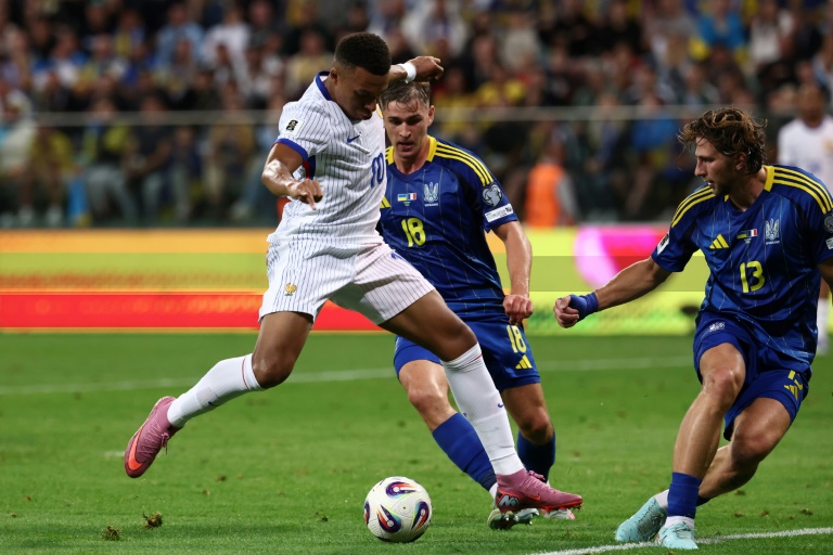 Kylian Mbappe tente de déborder la défense ukrainienne lors du match aller des qualifications au Mondial-2026, le 5 septembre 2025 à Wroclaw, en Pologne