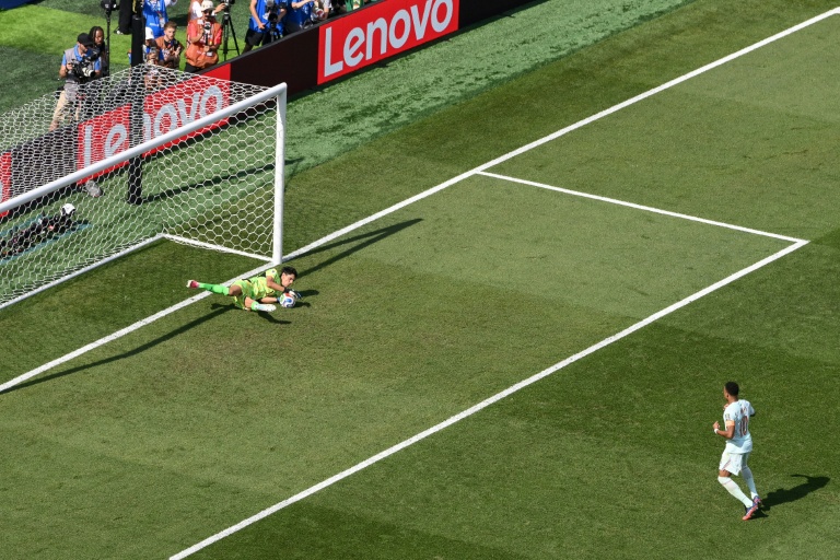 L'arrêt de Yassine Bounou sur le penalty tiré par Kylian Mbappé à la 28e minute du quart de finale entre la France et le Maroc, finalement remporté 2-0 par les Bleus, le 9 juillet 2026 à Foxborough 