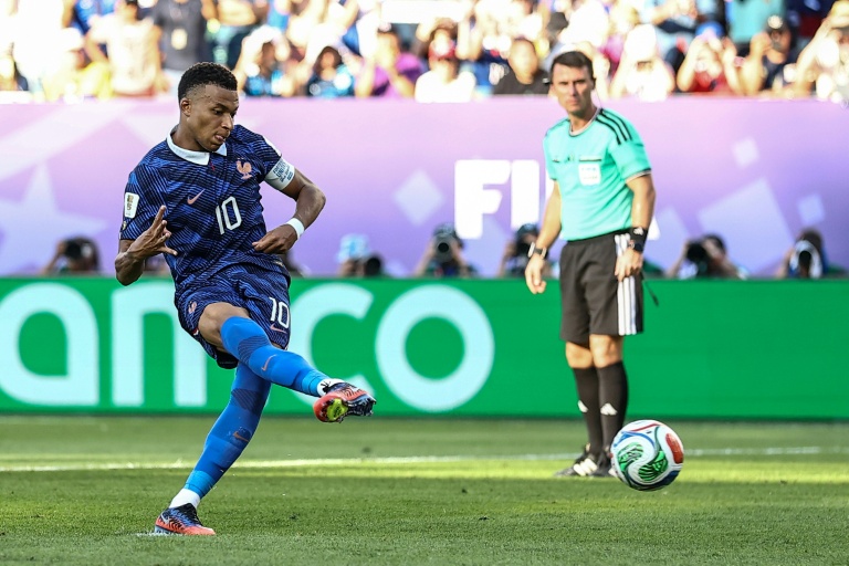 Kylian Mbappe transforme son penlaty lors de la victoire des Bleus en 16e de finale de la Coupe du monde contre le Paraguay, le 4 juillet 2026 à Philadelphie