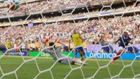 Kylian Mbappe marque le troisième but de l'équipe de France, son deuxième personnel, mardi soir contre la Suède en 16e de finale du Mondial au New York/New Jersey Stadium à East Rutherford.