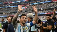 L'Argentin Lionel Messi salue les spectateurs en quittant le terrain, après son doublé contre l'Autriche, le 22 juin 2026 à Arlington, au Texas