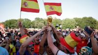 Des supporteurs de l'Espagne laissent éclater leur joie après la victoire de leur équipe face à l'Argentine, le 19 juillet à Central Park à New York