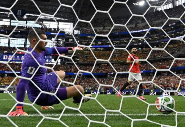 L'attaquant égyptien Mohamed Salah (D) marque son tir au but face à l'Australien Mathew Ryan, à Arlington, au Texas, le 3 juillet 2026