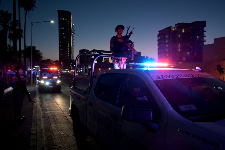 La Garde nationale mexicaine escorte le bus de la sélection de l'Iran à son retour à l'hôtel à Tijuana (Mexique) après un entraînement, le 10 juin 2026, quelques jours avant son entrée en lice dans le Mondial aux Etats-Unis.