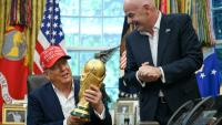 Le président américain Donald Trump et le président de la Fifa Gianni Infantino, avec le trophée de la Coupe du monde dans le bureau ovale de la Maison Blanche, le 22 août 2025 à Washington,