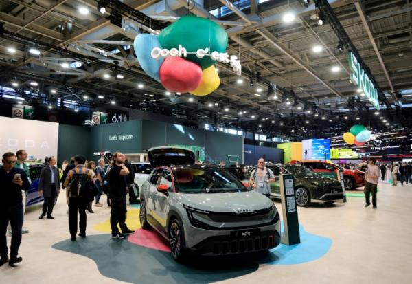 Des véhicules présentés au Mondial de l'automobile, à Paris, le 12 octobre 2026