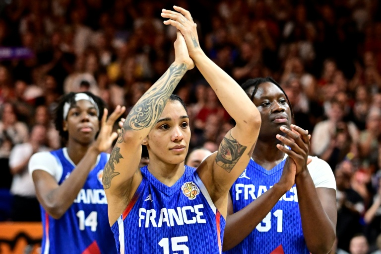 La capitaine française Gabby Williams (au centre) après la défaite en finale de Coupe du monde de basket contre les Etats-Unis, le 13 septembre 2026 à Berlin