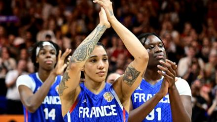 La capitaine française Gabby Williams (au centre) après la défaite en finale de Coupe du monde de basket contre les Etats-Unis, le 13 septembre 2026 à Berlin