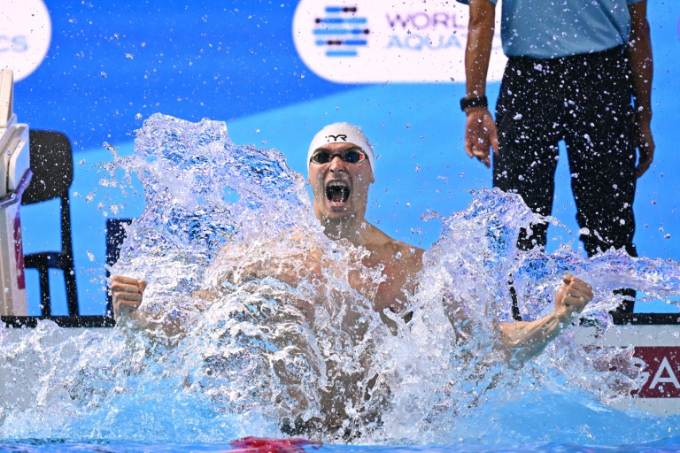 Le Français Maxime Grousset célèbre son titre sur 100 m papillon aux Mondiaux de natation de Singapour, le 2 août 2025