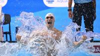 Le Français Maxime Grousset célèbre son titre sur 100 m papillon aux Mondiaux de natation de Singapour, le 2 août 2025
