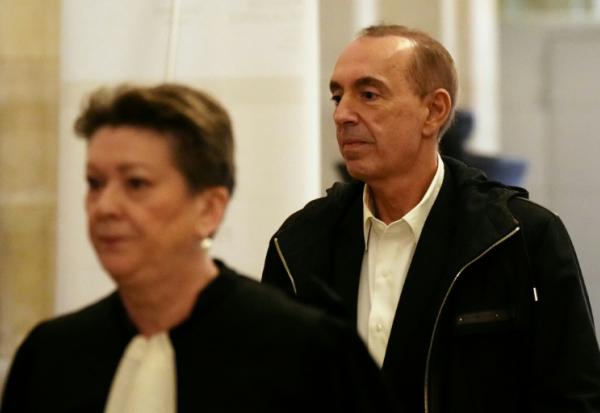 L'animateur Jean-Marc Morandini (d) arrive au palais de justice de Paris, le 27 novembre 2024, avant une audience de son procès en appel pour "corruption de mineurs"