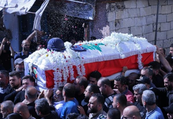 Le cercueil de la journaliste Amal Khalil lors de ses funérailles à Bissariye, au sud de Saïda, le 23 avril 2026 au Liban