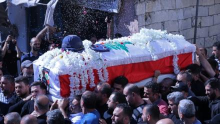 Le cercueil de la journaliste Amal Khalil lors de ses funérailles à Bissariye, au sud de Saïda, le 23 avril 2026 au Liban