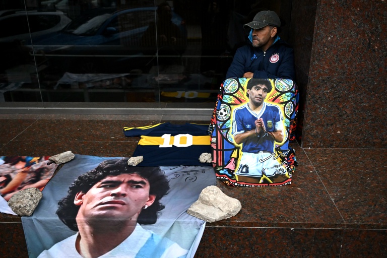 Des objets à l'effigie de Diego Maradona devant un tribunal de San Isidro en Argentine, le 21 octobre 2026