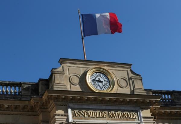 La présidente de l'Assemblée nationale, Yaël Braun-Pivet, a annoncé lundi suspendre "les droits d'accès" à l'Assemblée de l'assistant parlementaire du député LFI Raphaël Arnault, Jacques-Elie Favrot, dont le nom est "cité par plusieurs témoins" dans l'agression mortelle du jeune militant nationaliste Quentin Deranque