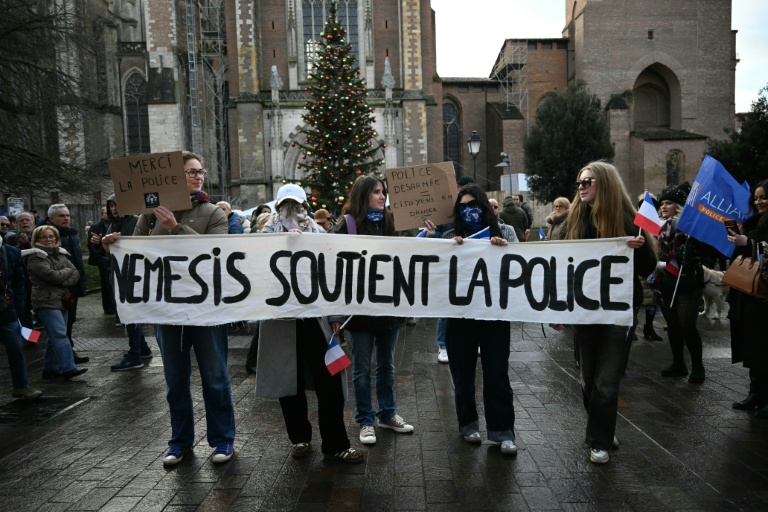 Des membres du collectif identitaire Némésis lors d'un rassemblement de soutien à la police à Toulouse, le 31 janvier 20256