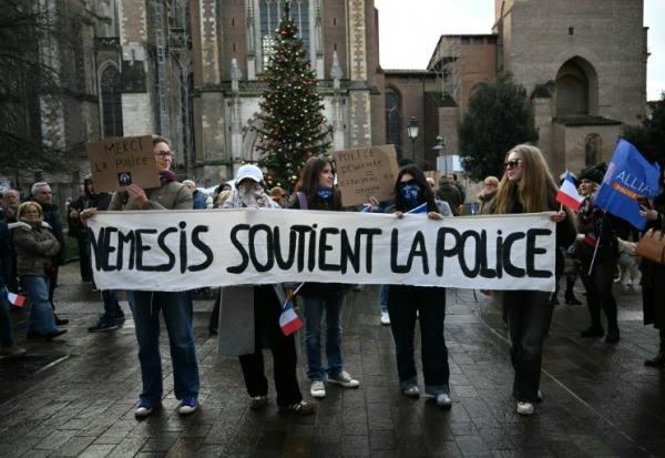 Des membres du collectif identitaire Némésis lors d'un rassemblement de soutien à la police à Toulouse, le 31 janvier 20256