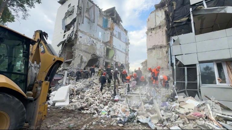 Des images publiées le 23 mai 2026 par les services de secours russes montrent un bâtiment d'une école professionnelle de Starobilsk, en territoire ukrainien occupé par Moscou, sévèrement endommagé la veille par une frappe de drone ukrainien